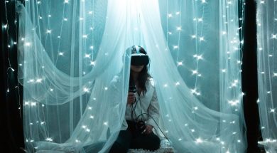Girl-using-VR-tech-by-Barbara-Zandoval-Unsplash.jpg
